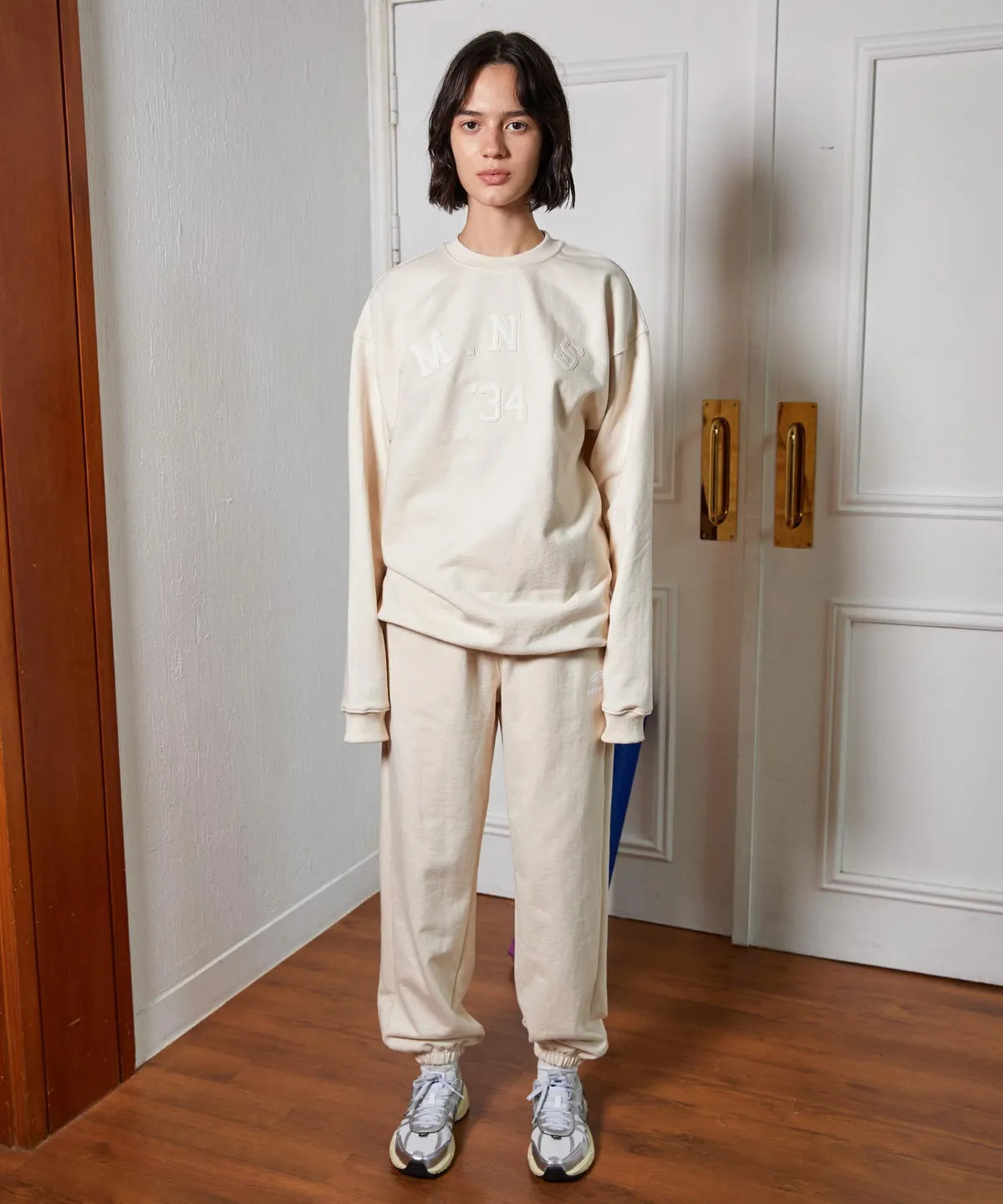 UNISEX MNS34 APPLIQUE SWEATSHIRT_IVORY